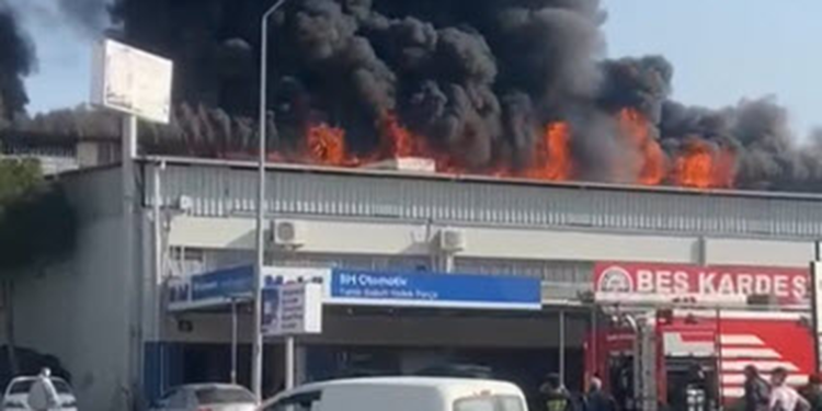 İzmir 4'üncü Sanayi Sitesi'nde yangın; alevler iş yerlerine sıçradı