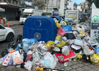 İzmir Buca'da grev kararı sonrası sokaklarda çöp yığınları oluştu