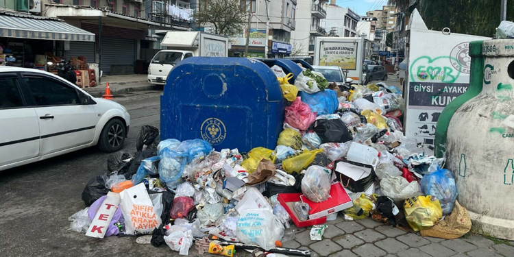 İzmir Buca'da grev kararı sonrası sokaklarda çöp yığınları oluştu