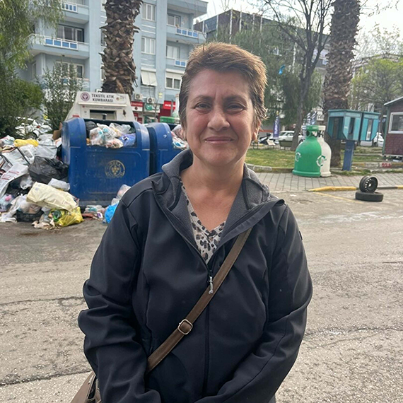 İzmir Buca'da grev kararı sonrası sokaklarda çöp yığınları oluştu