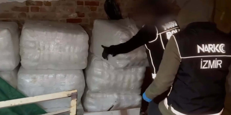 İzmir'de 275 bin 800 sentetik ecza hap ele geçirildi