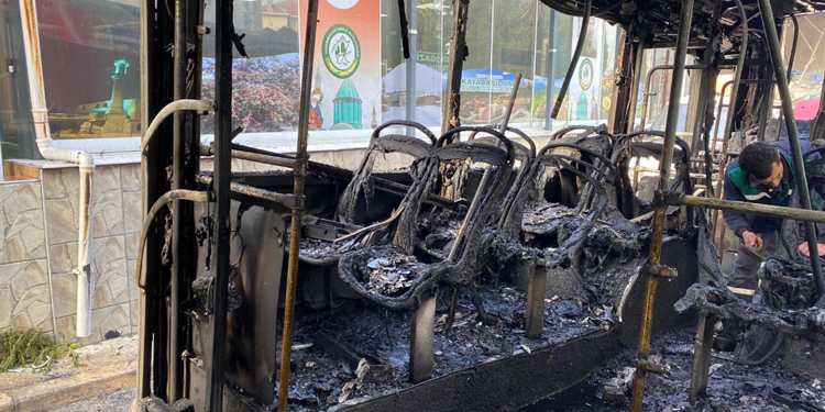 İzmir'de belediye otobüsünde yangın çıktı; yolcular tahliye edildi
