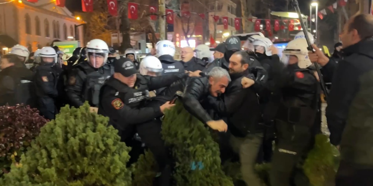 İzmit'te Ekrem İmamoğlu protestosuna 14 gözaltı