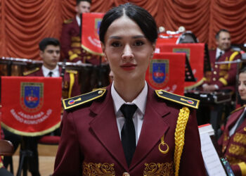 Jandarma bandosunun solisti Büşra astsubay