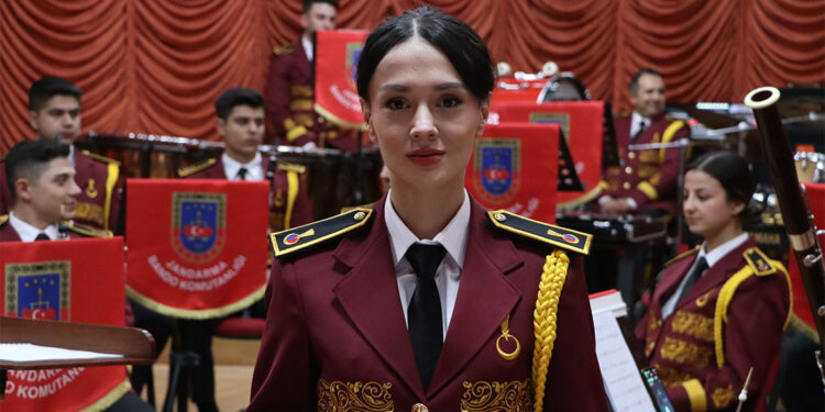Jandarma bandosunun solisti Büşra astsubay