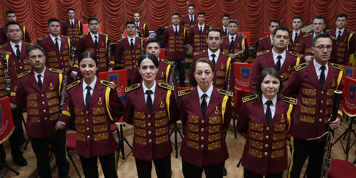 Ankara'da Jandarma Bandosu'ndaki 4 kadın astsubaydan Jandarma Astsubay Çavuş Büşra Bilge Demir (30), 2022 yılından bu yana solistlik yapıyor.