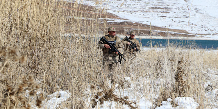 Flamingolar Afrika ülkelerine göç etmeyip bölgede kaldı