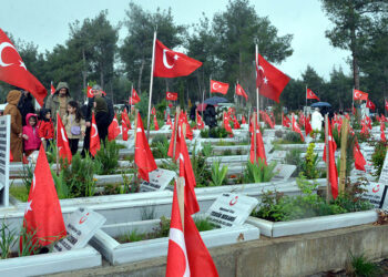 Kahramanmaraş'ta, deprem mezarlığında hüzünlü bayram