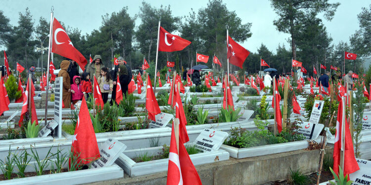 Kahramanmaraş'ta, deprem mezarlığında hüzünlü bayram