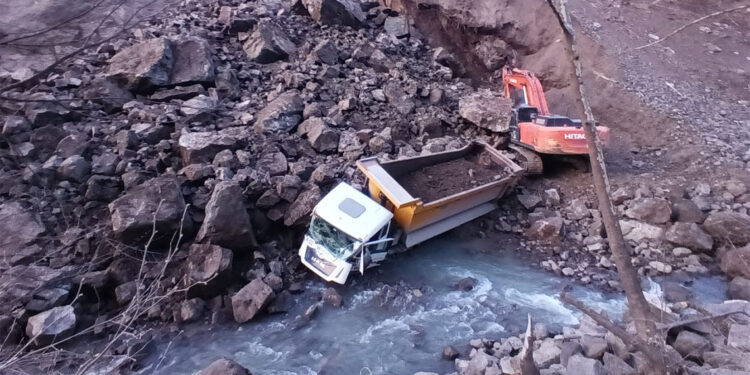 Kamyon ve iş makinesi heyelan altında kaldı