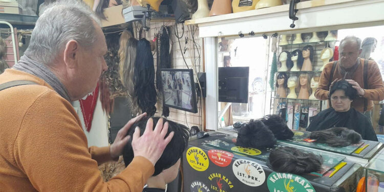 Kanser hastası kadına Kadınlar Günü'nde peruk hediye etti