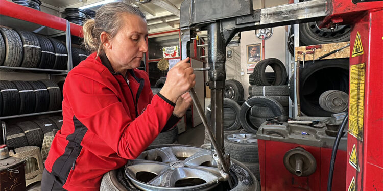 Kanseri yenen Remziye Cankıran lastik tamiri yapıyor