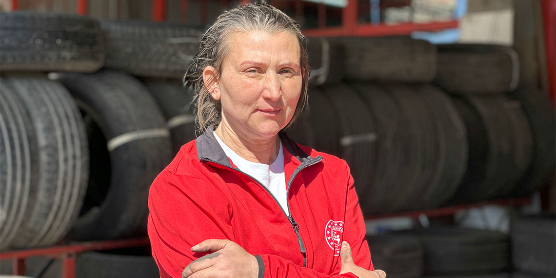 Edirne Sanayi Sitesi'nde 1992'de satış temsilcisi olarak başladığı lastik sektöründe, zamanla kendi işletmesini açan Remziye Cankıran lastik tamiri yapıyor.