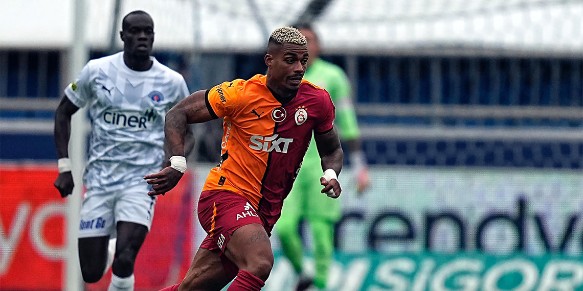 Süper Lig'in 26'ncı haftasında Kasımpaşa ile oynadığı mücadelede iki defa öne geçmesine rağmen sahada iki puan bırakan yenilgisiz lider Galatasaray hedefte.