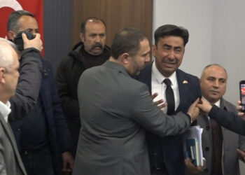 Eski başkan yeniden aday olamayınca gözyaşı döktü