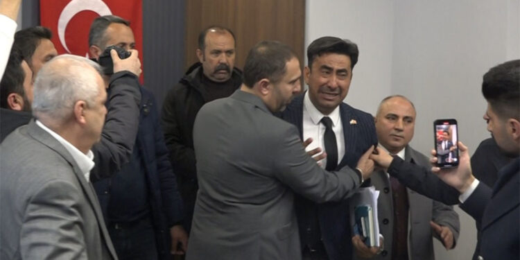 Eski başkan yeniden aday olamayınca gözyaşı döktü