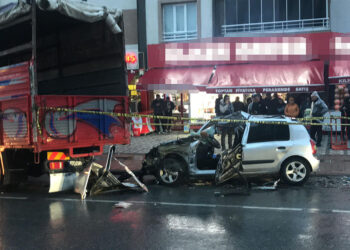 Kayseri'de otomobilin kamyona arkadan çarptığı kazada karı-kocayı ölüm ayırdı
