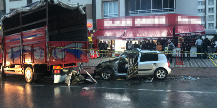 Kayseri'de otomobilin kamyona arkadan çarptığı kazada karı-kocayı ölüm ayırdı