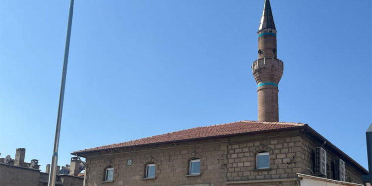 Kıblesinde 30 derece sapma tespit edilen cami yeniden düzenlendi