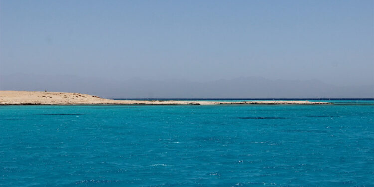 Kızıldeniz'de 44 turist taşıyan denizaltı battı