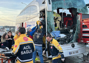 Kütahya'da yolcu otobüsü TIR'a arkadan çarptı