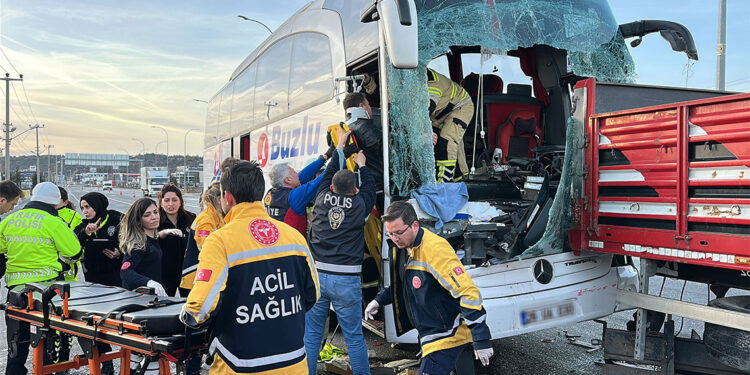 Kütahya'da yolcu otobüsü TIR'a arkadan çarptı