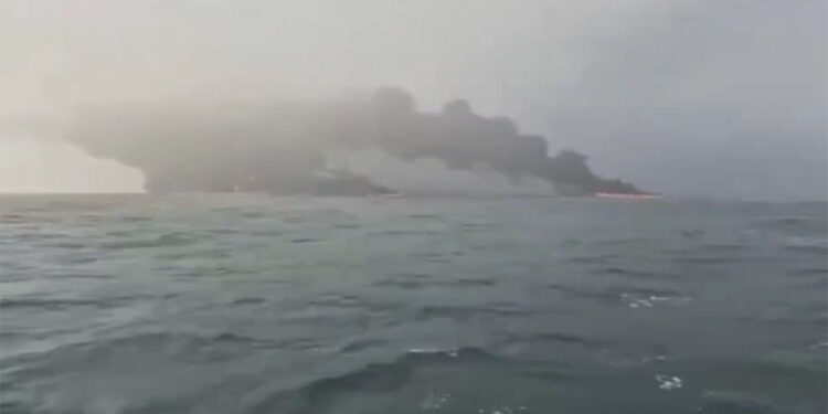 Kargo gemisi ile yakıt tankeri çarpıştı