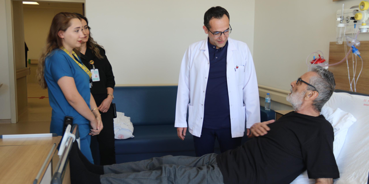 Kalbinde delik olan hasta, kasıktan anjiyografi yöntemiyle sağlığına kavuştu