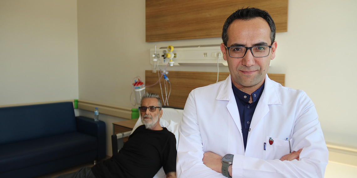Kalbinde delik olan hasta, kasıktan anjiyografi yöntemiyle sağlığına kavuştu