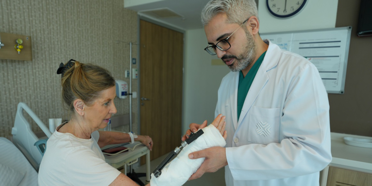 Kalçası ve el bileği kırılan Alman hasta, İstanbul'da tedavi edildi
