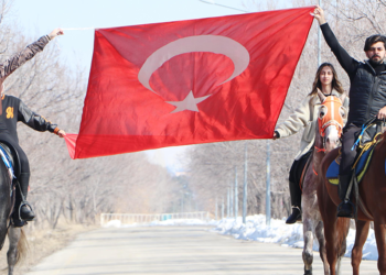 Kampüste atlı ve bayraklı 'Çanakkale' anması