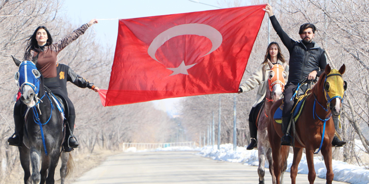 Kampüste atlı ve bayraklı 'Çanakkale' anması