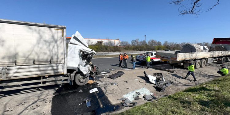 Kamyon, park halindeki TIR'a çarptı; 1 ölü