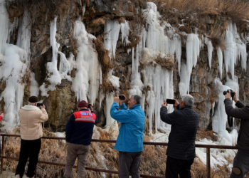 Kanyonda oluşan dev buz sarkıtlarına fotoğrafçılardan yoğun ilgi