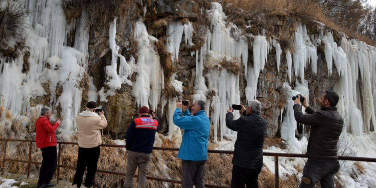 Kanyonda oluşan dev buz sarkıtlarına fotoğrafçılardan yoğun ilgi 