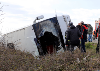 Keşan'da öğrenci servis midibüsü şarampole devrildi: 27 yaralı