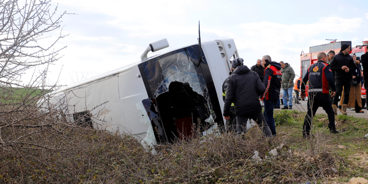 Keşan'da öğrenci servis midibüsü şarampole devrildi: 27 yaralı