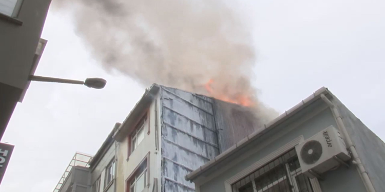 Kibriti çöp kutusuna attı; 4 katlı binanın yanmasına neden oldu