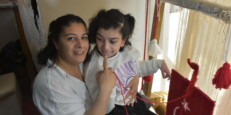 Kızı Feride Sıla'nın tedavisi için dokumacılığı öğrendi