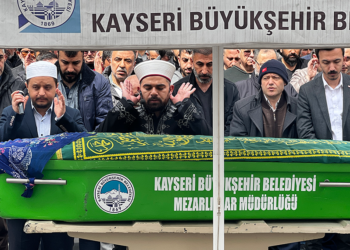 Kızının bıçaklayarak öldürdüğü kadın, toprağa verildi