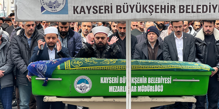 Kızının bıçaklayarak öldürdüğü kadın, toprağa verildi