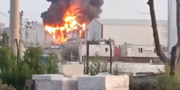 Kocaeli'de boya imalathanesinde yangın