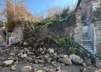 Kocaeli'de istinat duvarı çöktü, 3 katlı bina boşaltıldı