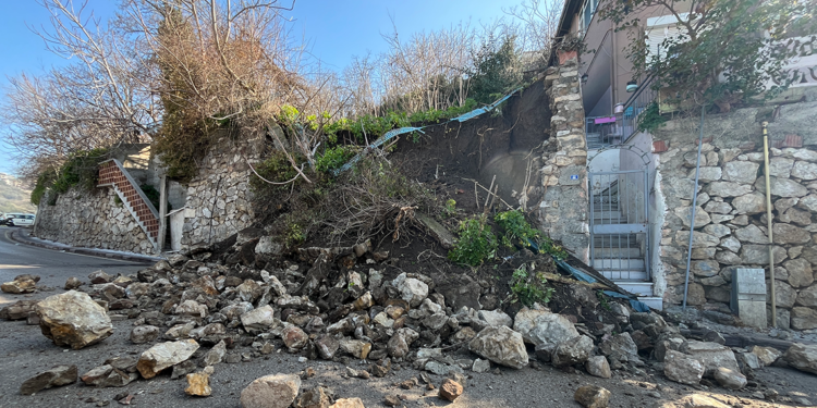 Kocaeli'de istinat duvarı çöktü, 3 katlı bina boşaltıldı