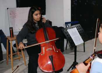 Liseli Zelal, Çocuk Orkestrası'nın en küçük öğretmeni oldu