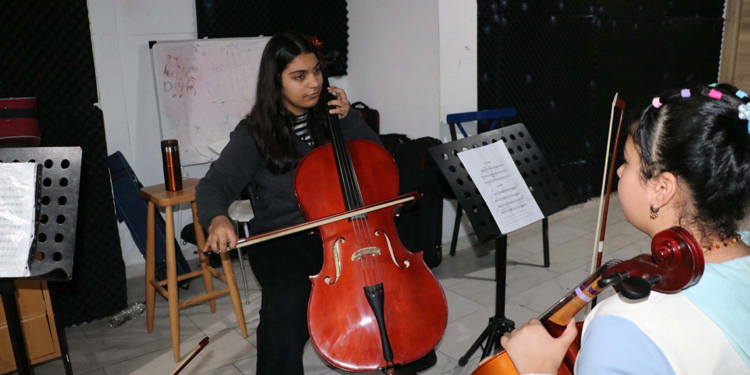 Liseli Zelal, Çocuk Orkestrası'nın en küçük öğretmeni oldu