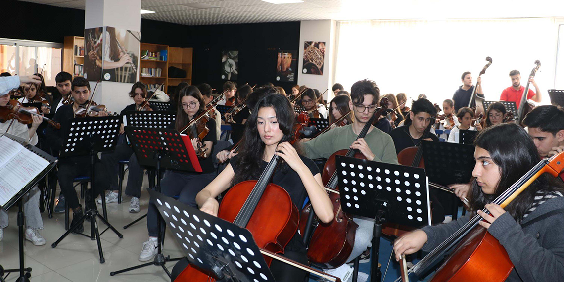 Liseli Zelal, Çocuk Orkestrası'nın en küçük öğretmeni oldu