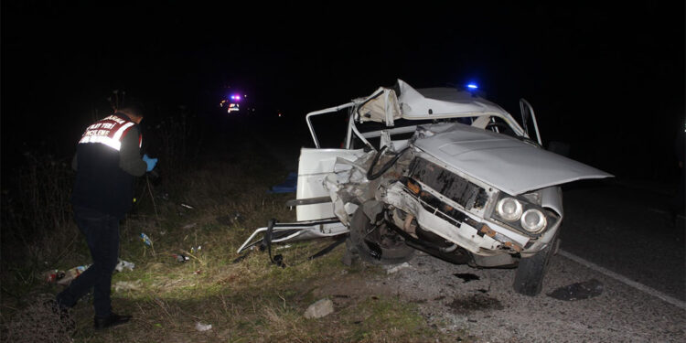 Arıza nedeniyle yol kenarında duran kamyona otomobil çarptı