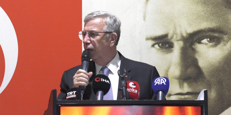 Seçilmiş belediye başkanına yönelik bu girişimler kabul edilemez