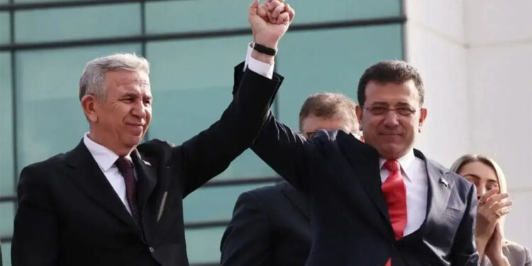 Türkiye demokrasisi maalesef bir başka evreye geçmiştir